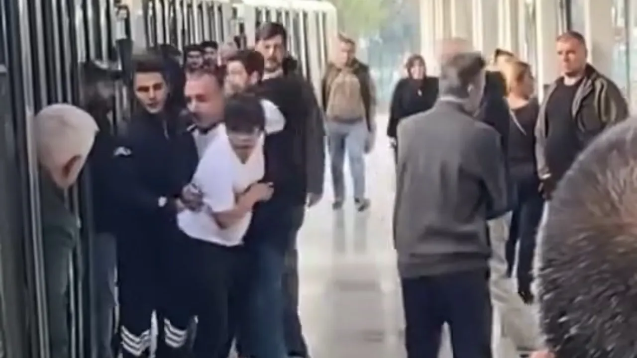 Metroda koltuk tartışması! Küfürler savuran yolcuyu güvenlik zorla çıkardı