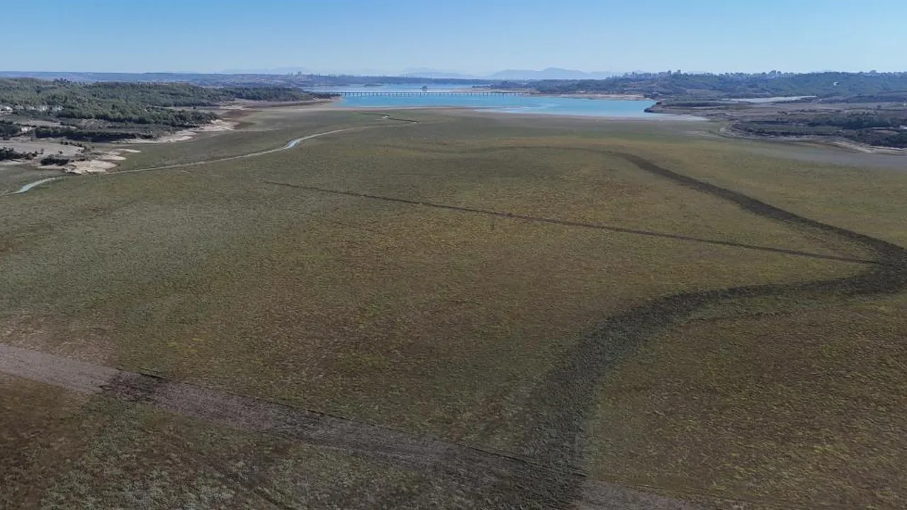 Seyhan Baraj Gölü'nde su çekildi! Çevresi tarım arazisi oldu