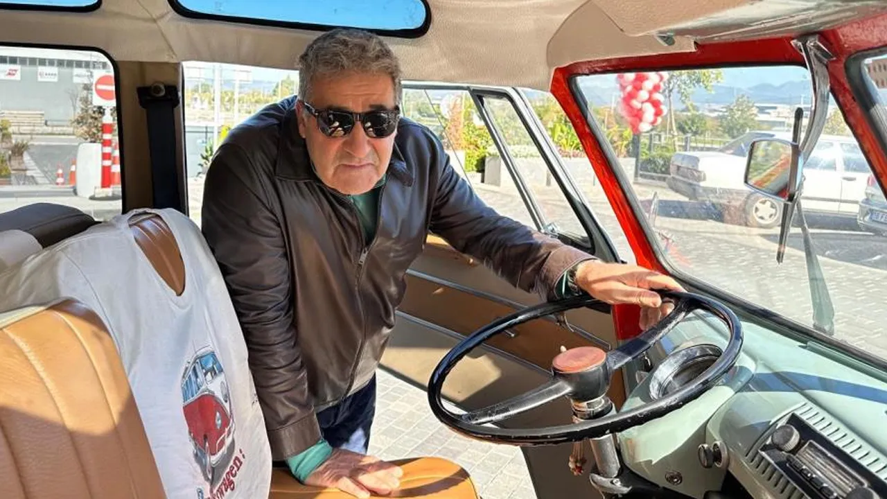 1966 model, 21 camlı Türkiye'de başka yok! Satın almak için yoksul gibi giyindi