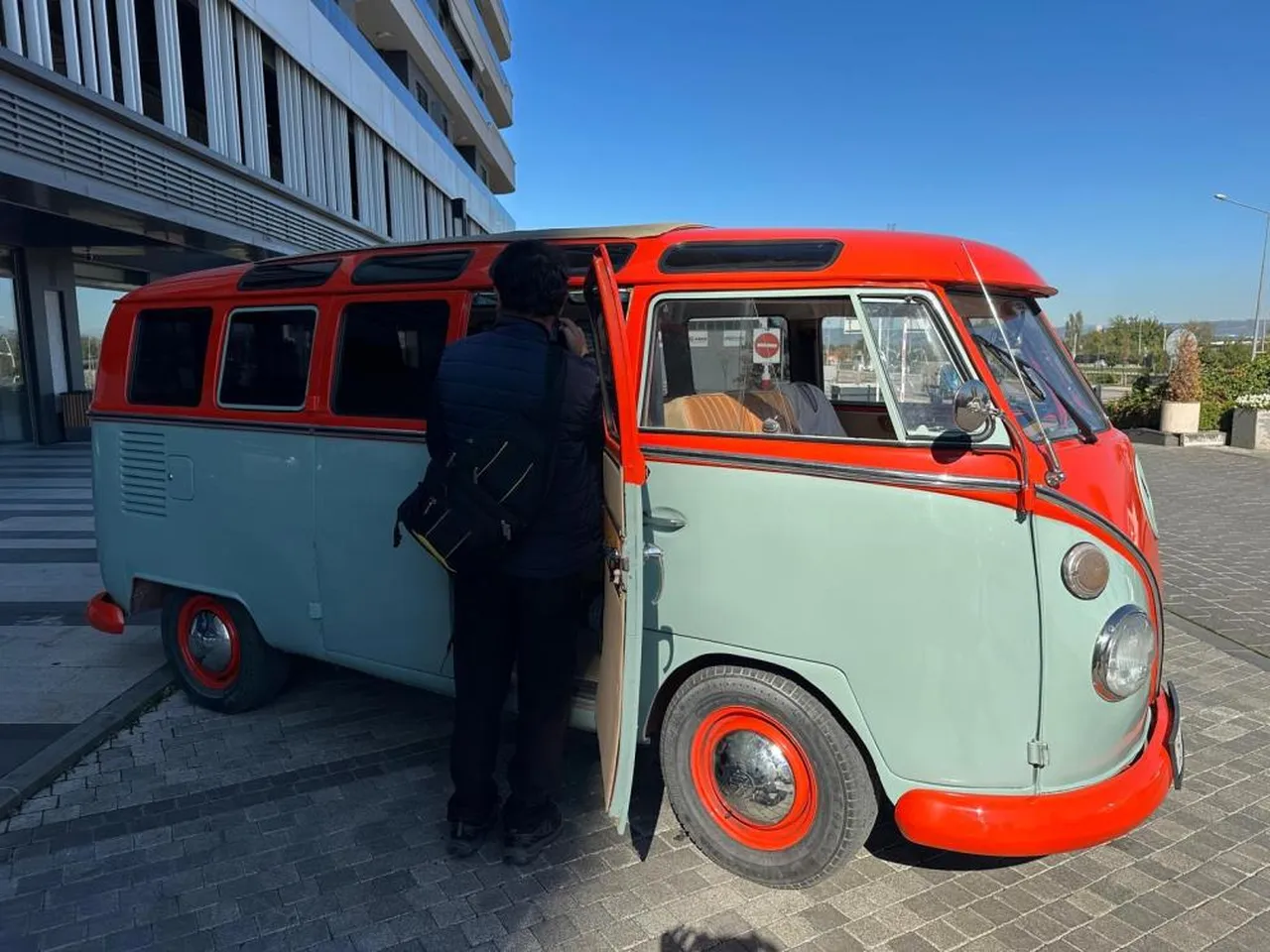 1966 model, 21 camlı Türkiye'de başka yok! Satın almak için yoksul gibi giyindi