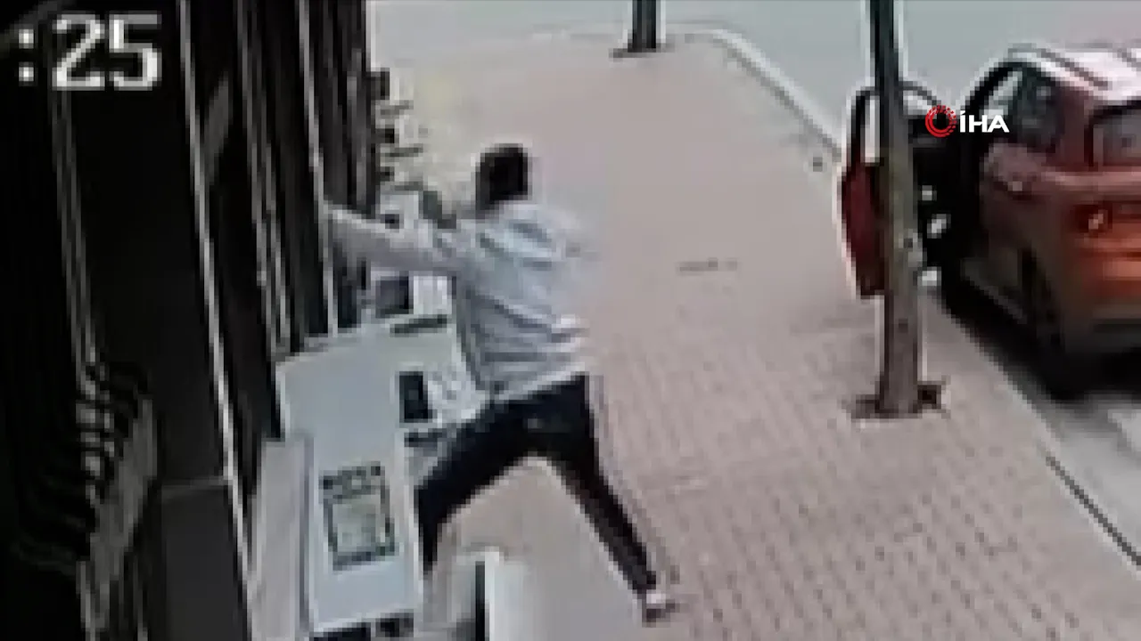 Cins kediyi çalmak için balkona tırmandı! O anlar kamerada