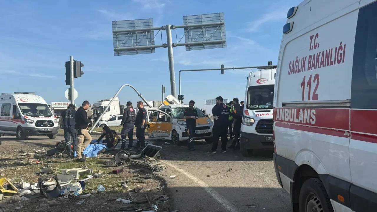 Diyarbakır'da tır iki aracı adeta biçti: 2 ölü, 3 yaralı