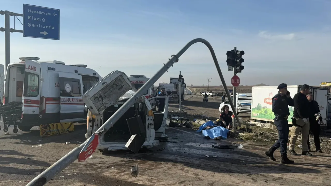 Korkunç kazada bölge adeta savaş alanına döndü.