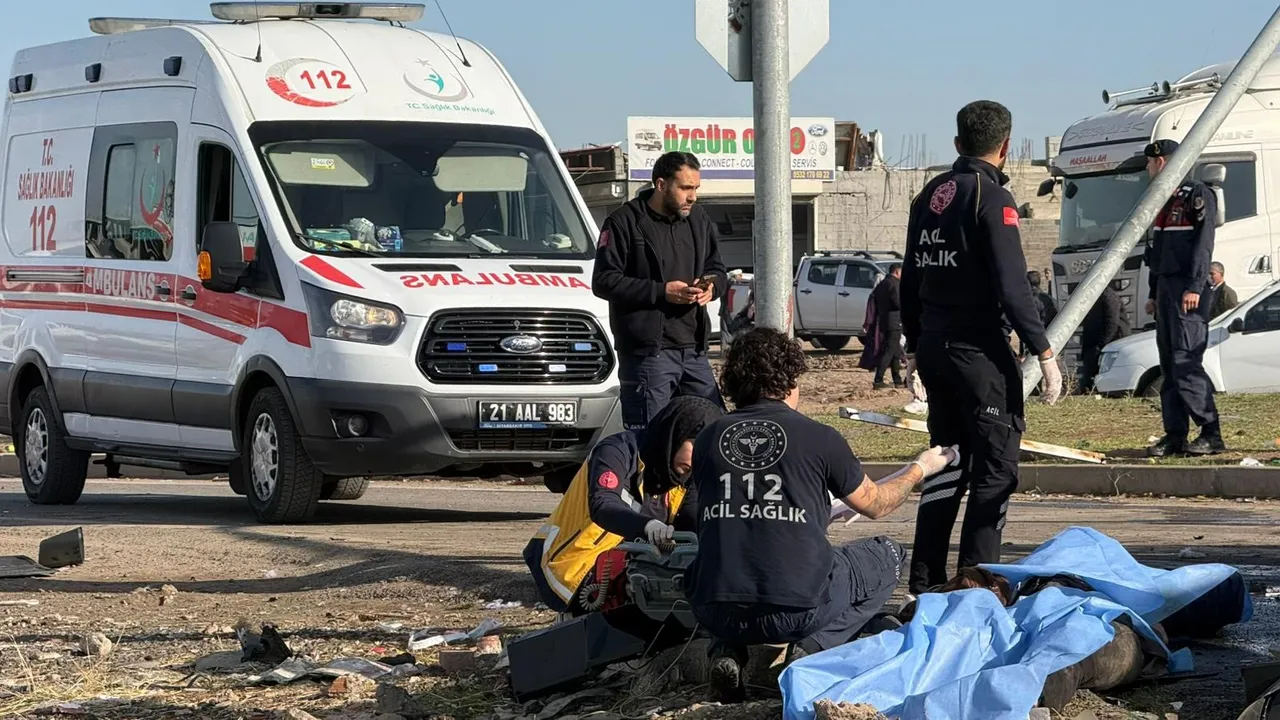 Korkunç kazada bölge adeta savaş alanına döndü.