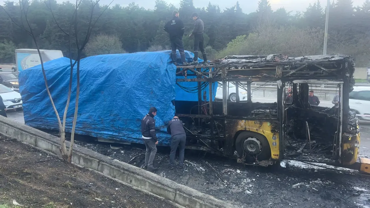 Eyüpsultan'da korkutan an! İETT otobüsü alev alev yandı
