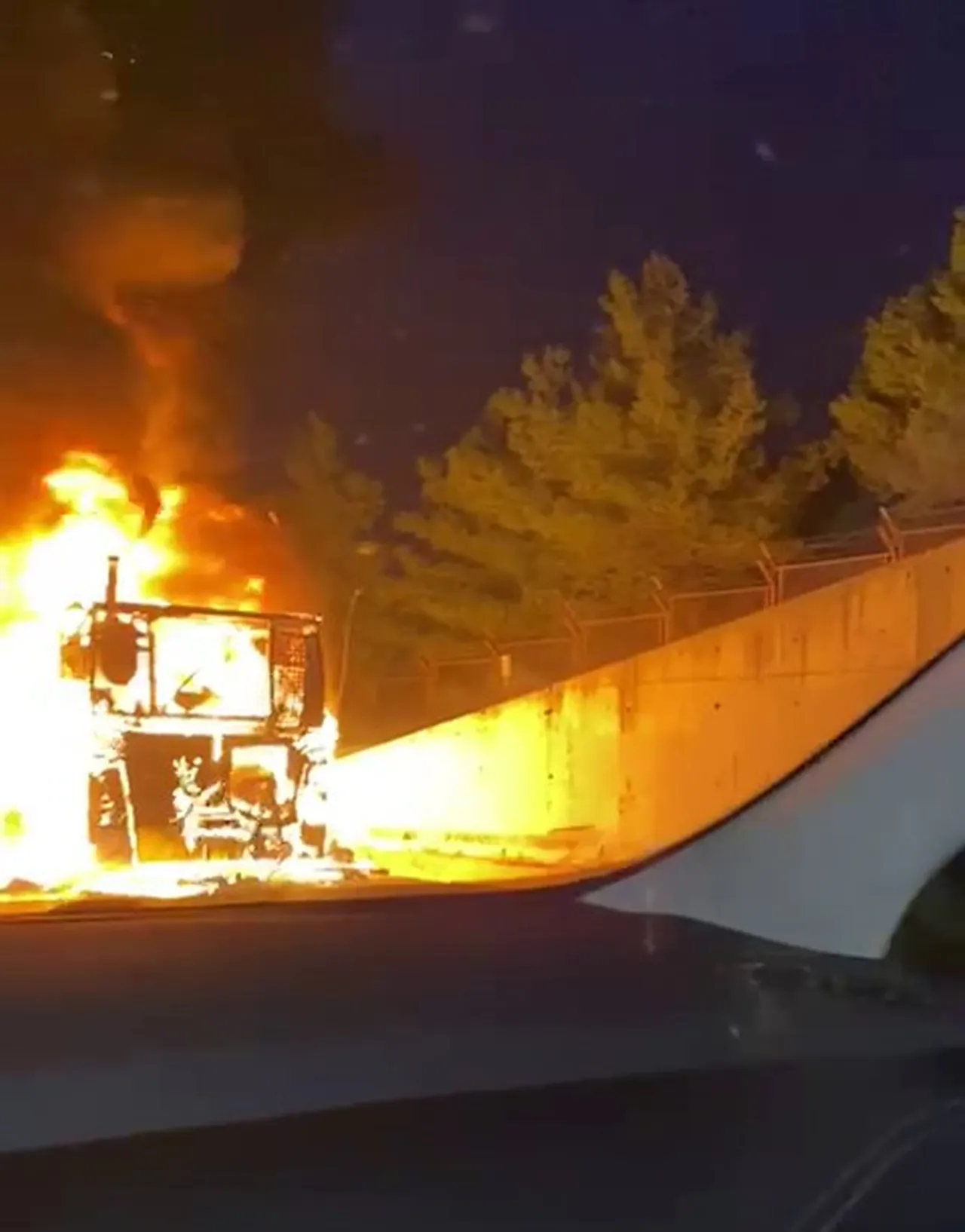 Otobüs yangından sonra kullanılamaz hale geldi