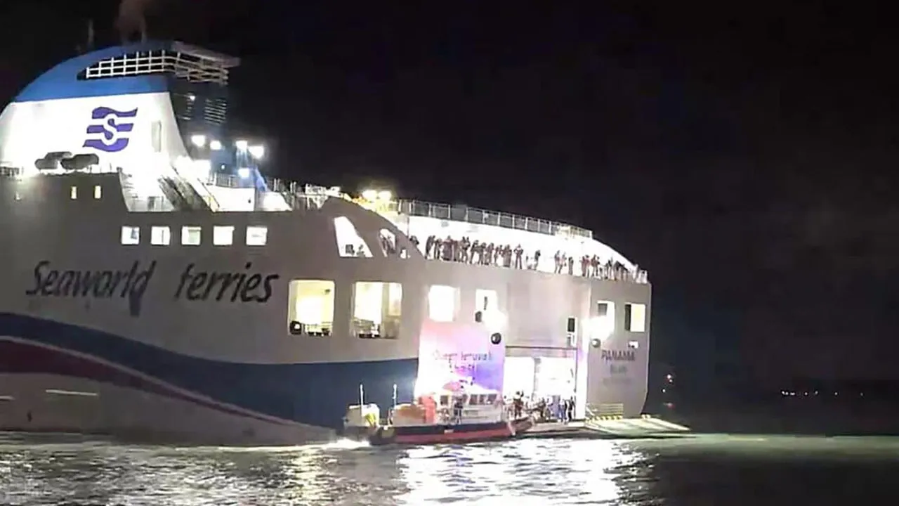 Güney Kore'de feribot karaya oturdu: 267 kişi kurtarıldı