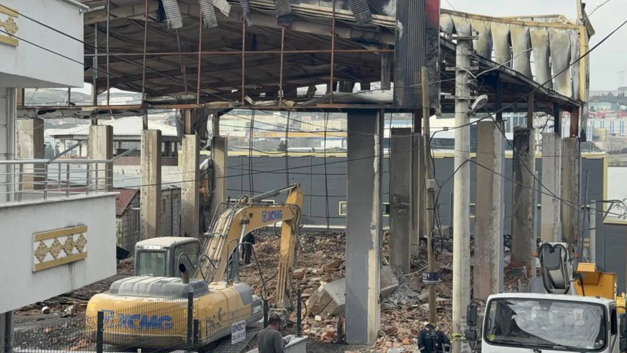 Kocaeli'de 7 kişiye mezar olan parfüm dolum tesisinde yıkım çalışması başladı