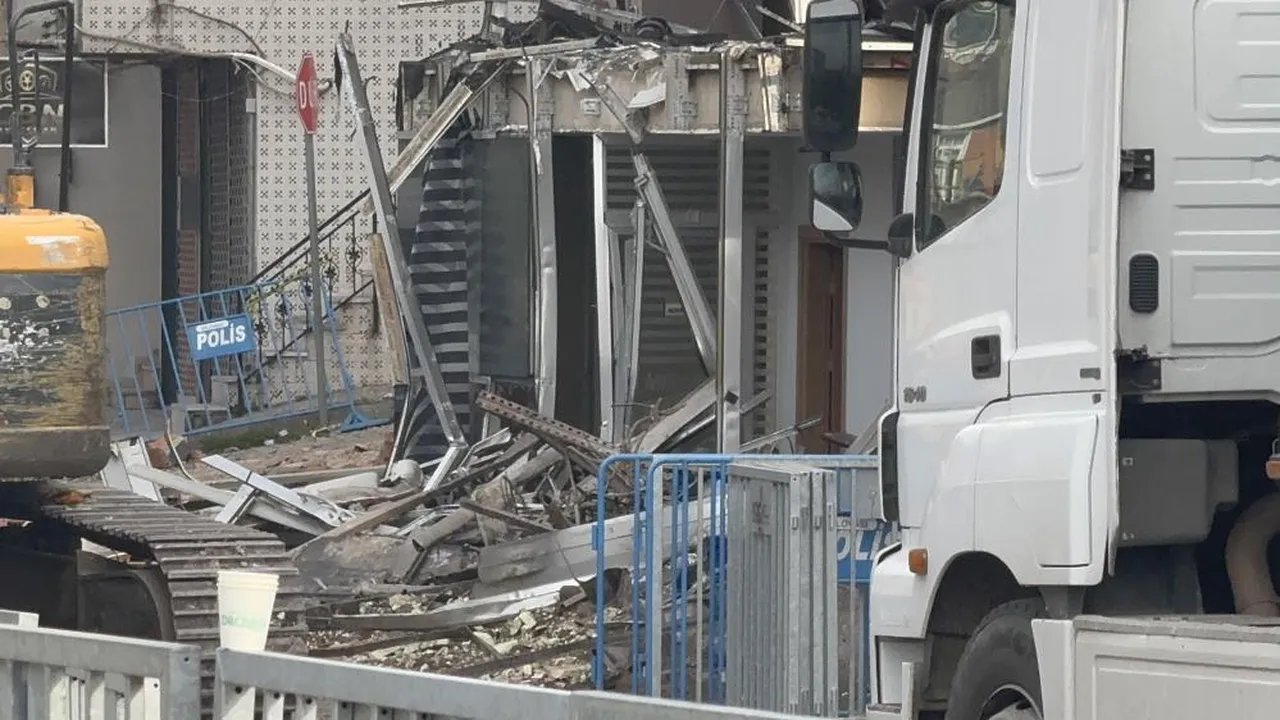 Parfüm dolum tesisindeki yıkım çalışması