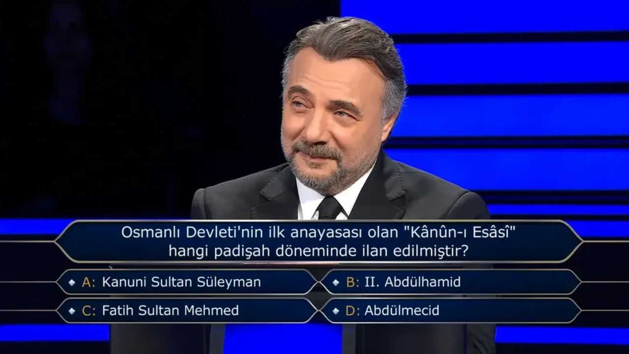Osmanlı Devleti'nin ilk anayasası olan Kanun-ı Esasi hangi padişah döneminde ilan edilmiştir?