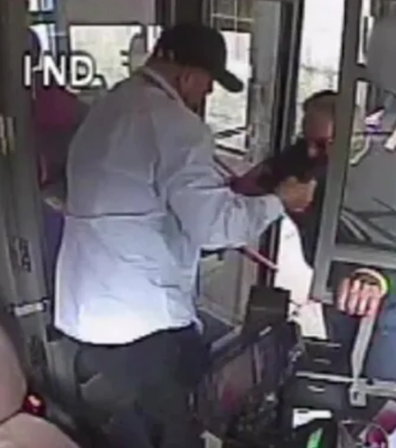 Tartışma kavgaya dönüştü! Otobüs şoförü yolcuyu dışarı fırlattı