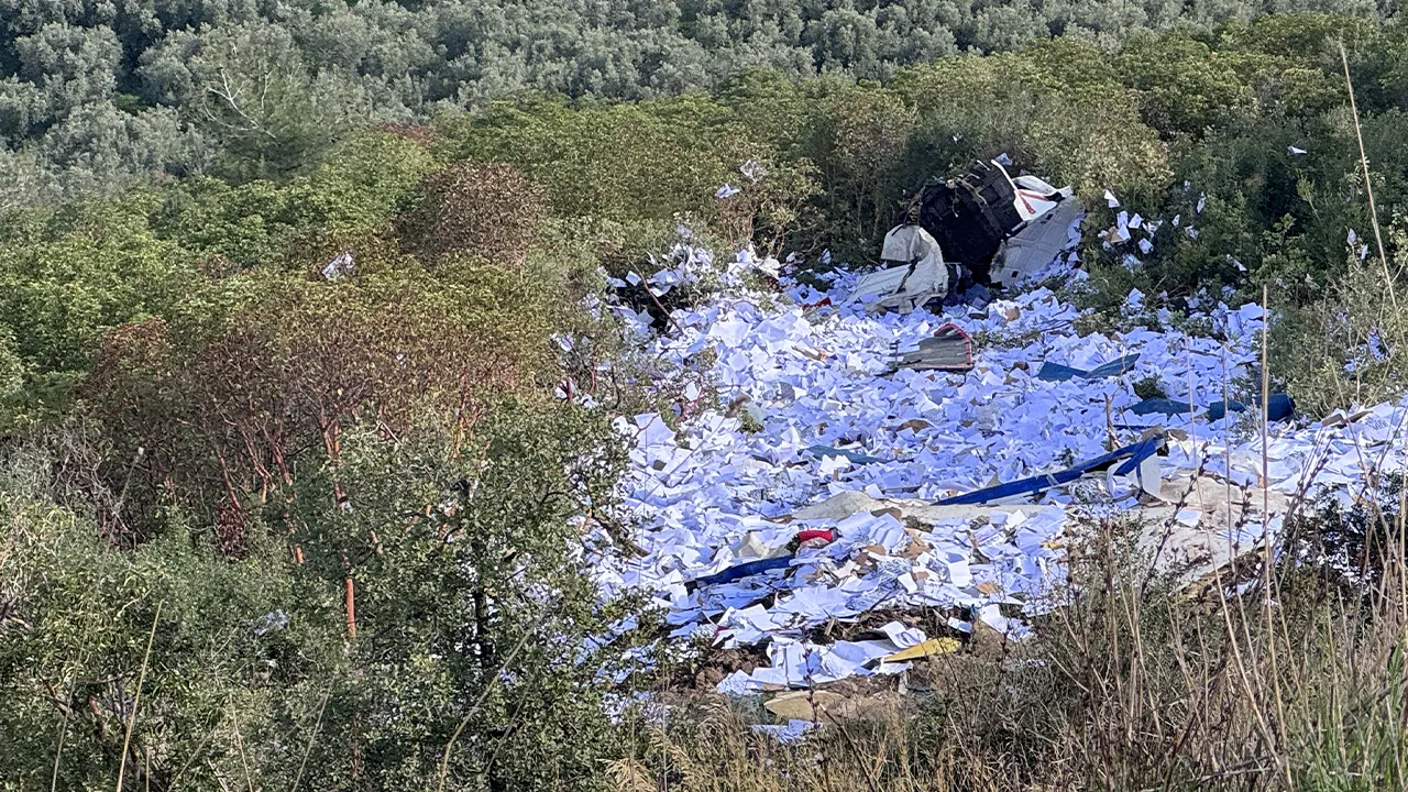 Uçurumdan yuvarlanan kamyonette 2 kişi can verdi