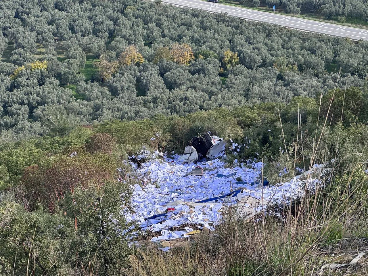Uçurumdan yuvarlanan kamyonette 2 kişi can verdi