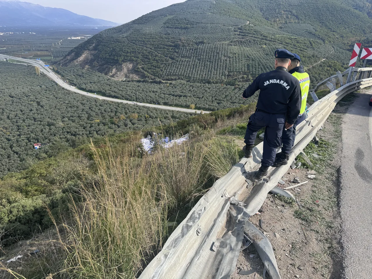 Uçurumdan yuvarlanan kamyonette 2 kişi can verdi