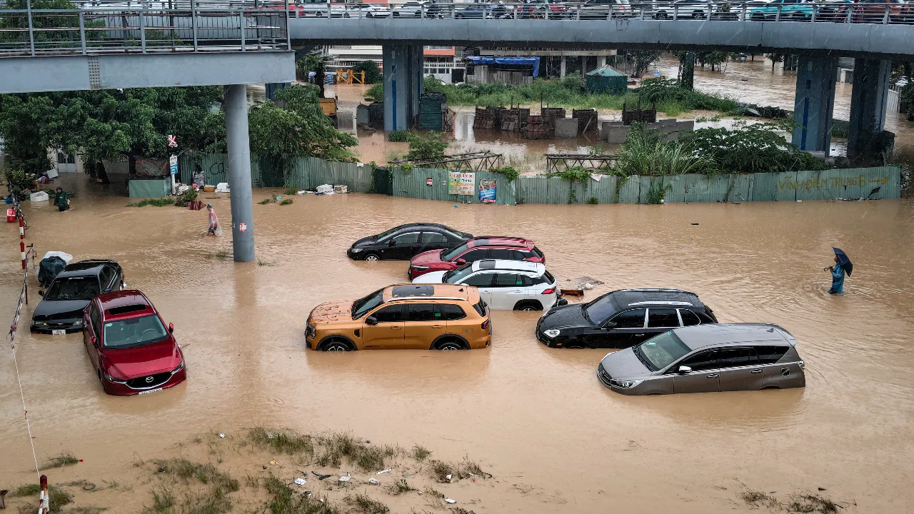 Vietnam'daki sel felaketinde bilanço ağırlaşıyor! Can kaybı 16'ya yükseldi, köprü ve evler su altında kaldı 