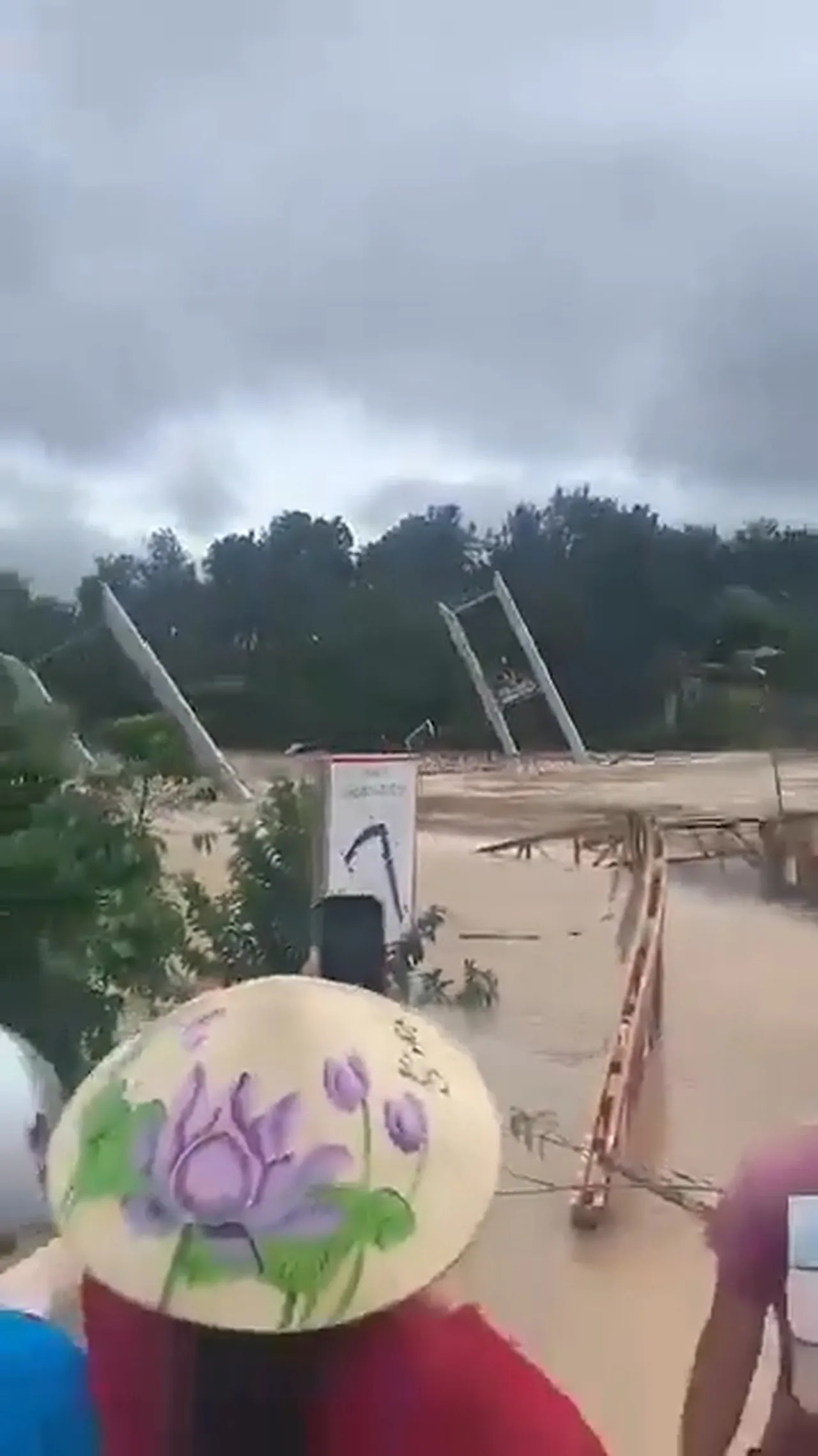 Phu Thien Köprüsü yıkıldı