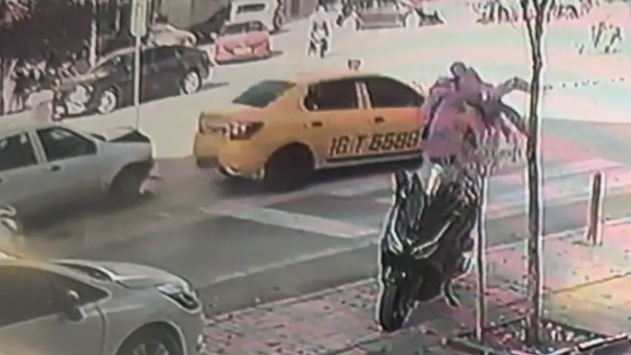 Yaya geçidinde saniyelerle ölümden döndüler! O anlar kamerada