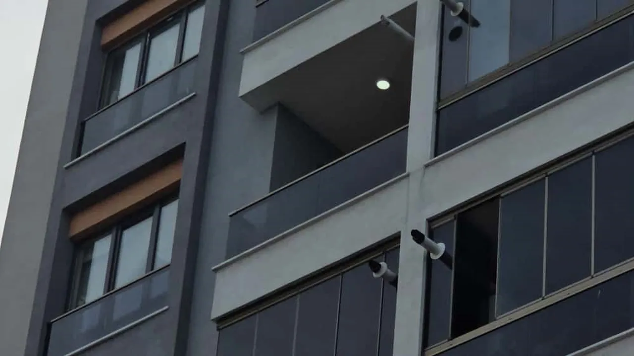 Zonguldak'ta feci ölüm! Yaşlı kadın 4'üncü kattan belediye başkanının makam aracının üzerine düştü