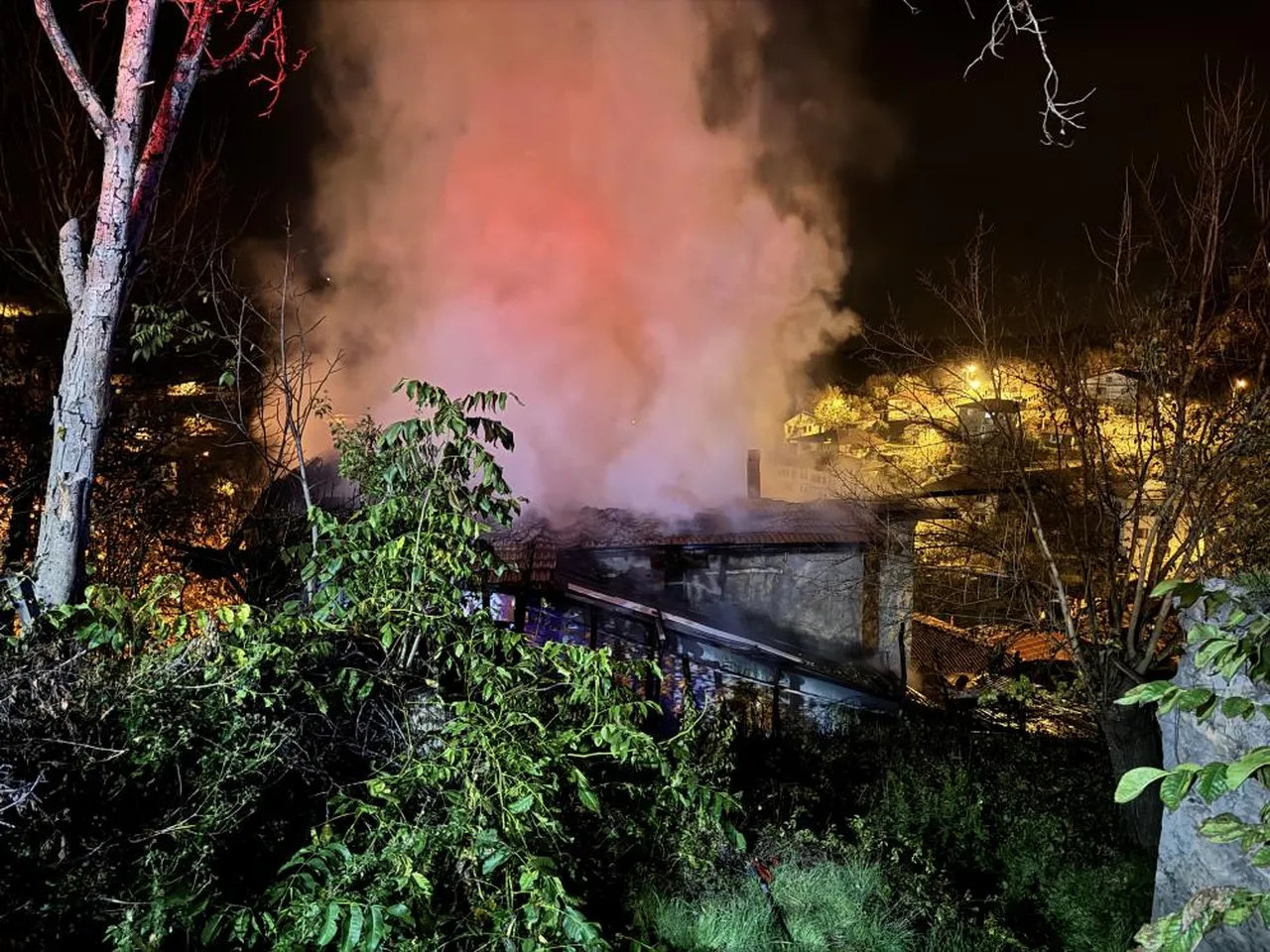 150 yıllık tarihi konak yandı! 7 kişi son anda kurtuldu