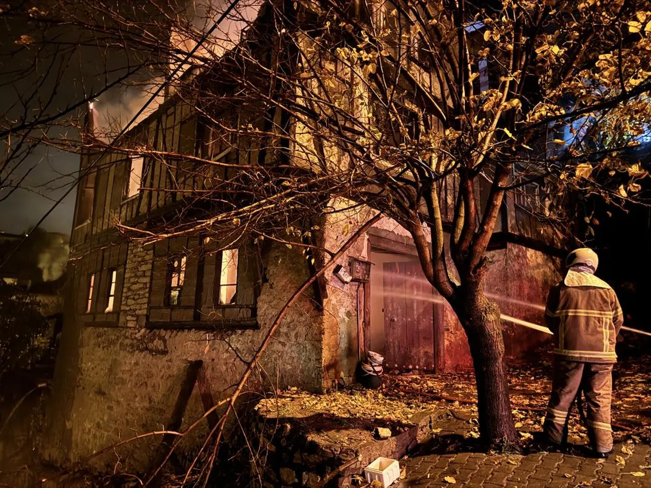 150 yıllık tarihi konak yandı! 7 kişi son anda kurtuldu