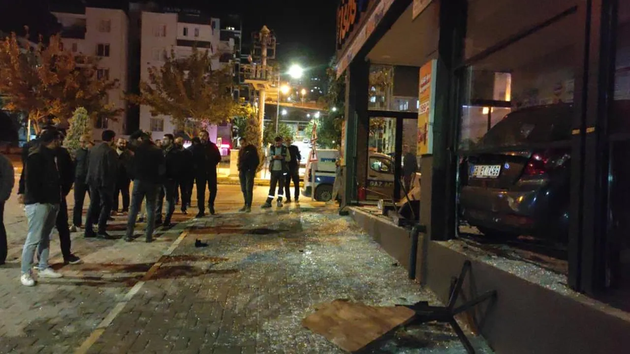 Açılışını yeni yapmıştı! Dönerci dükkanına araba daldı