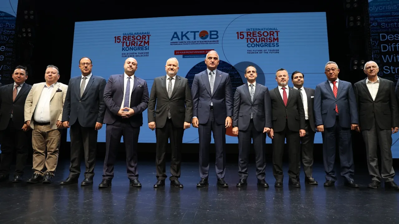 Bakan Ersoy’dan turizmcilere çağrı: Mevsim değişti, erken rezervasyonu kapatmayın