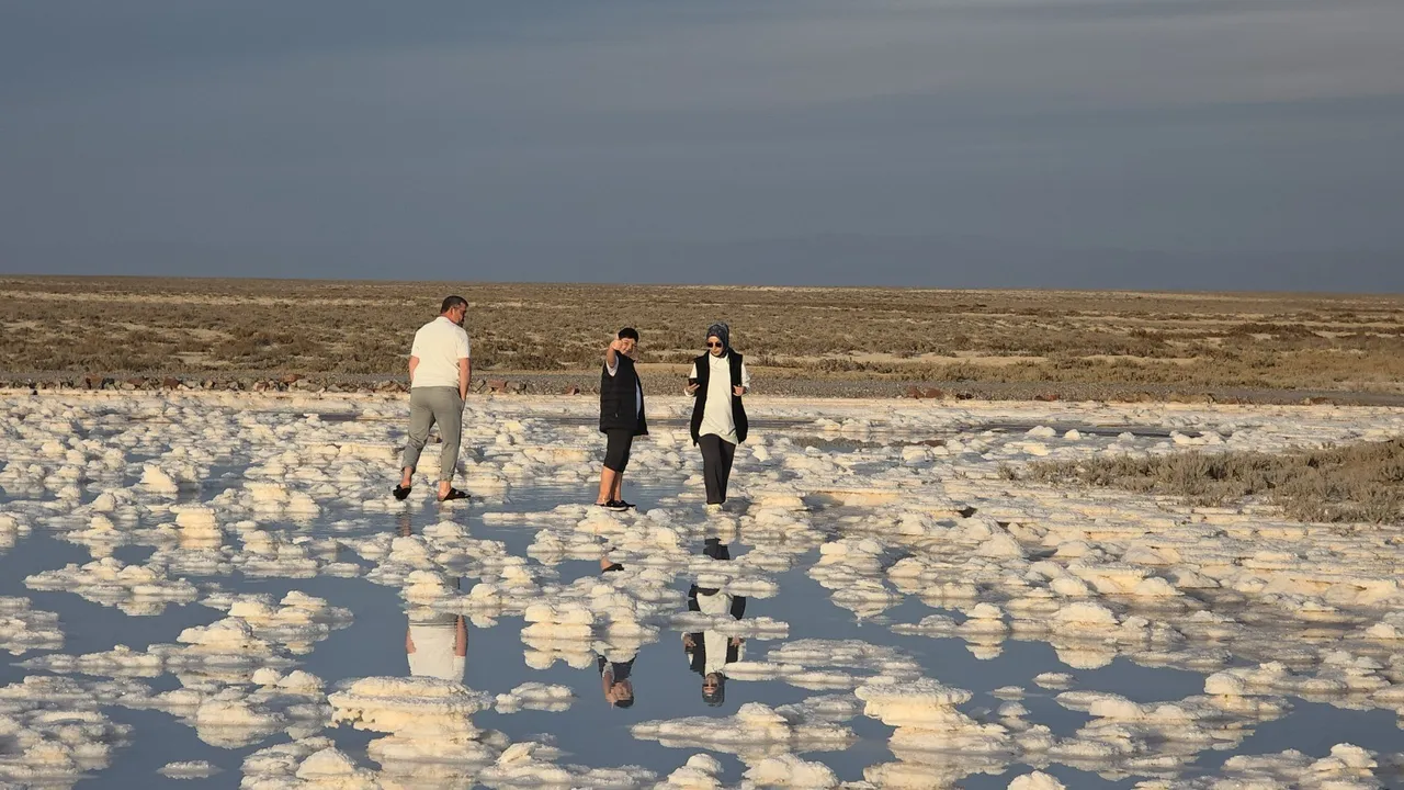 Tuz Gölü'ndeki sıra dışı tuz oluşumları, görenleri şaşkına çeviriyor.