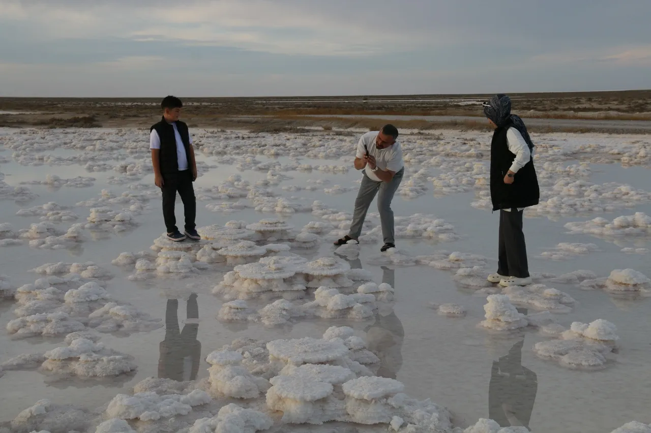 Tuz Gölü'ndeki sıra dışı tuz oluşumları, görenleri şaşkına çeviriyor.