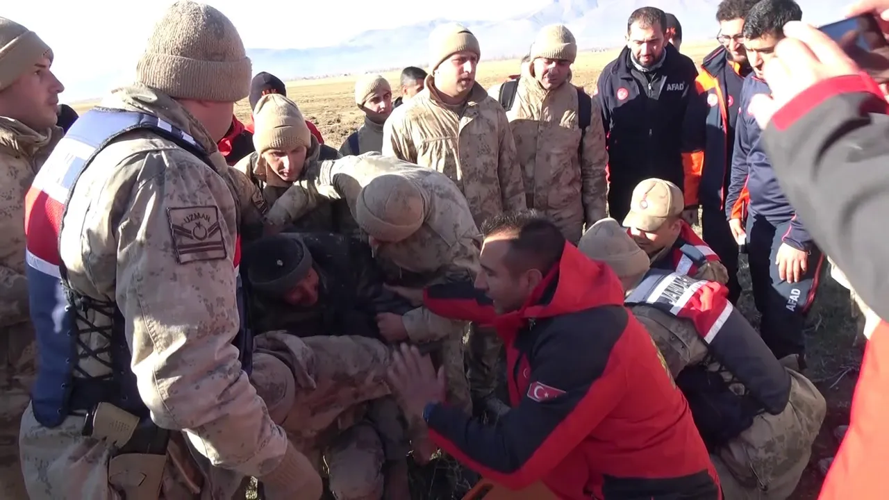 Erzurumlu kayıp çobanı jandarma sırtında taşıdı! Hayatını koyunları kurtarmış