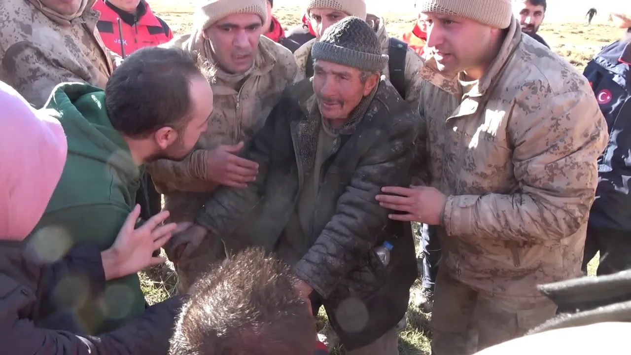 Erzurumlu kayıp çobanı jandarma sırtında taşıdı! Hayatını koyunları kurtarmış