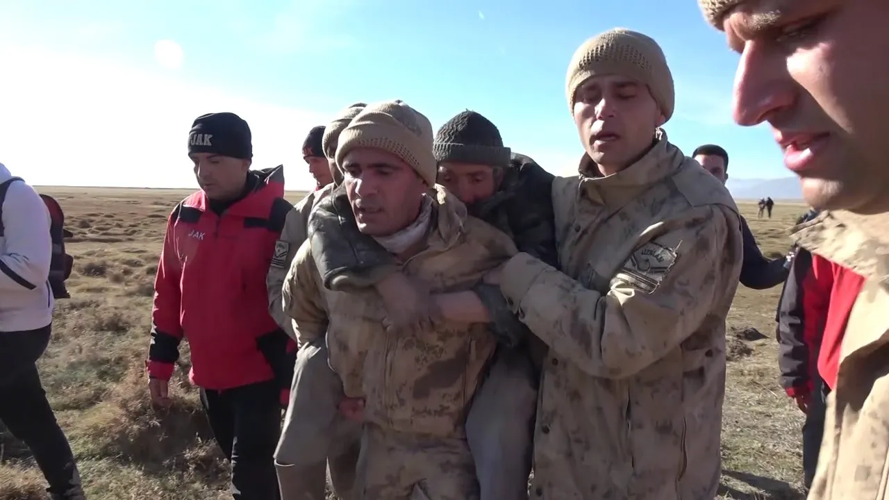 Erzurumlu kayıp çobanı jandarma sırtında taşıdı! Hayatını koyunları kurtarmış