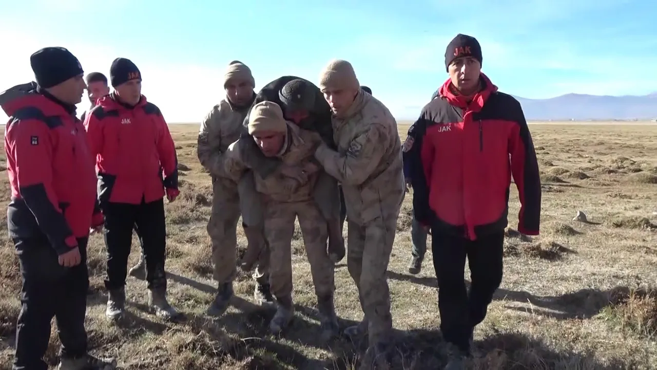 Erzurumlu kayıp çobanı jandarma sırtında taşıdı! Hayatını koyunları kurtarmış