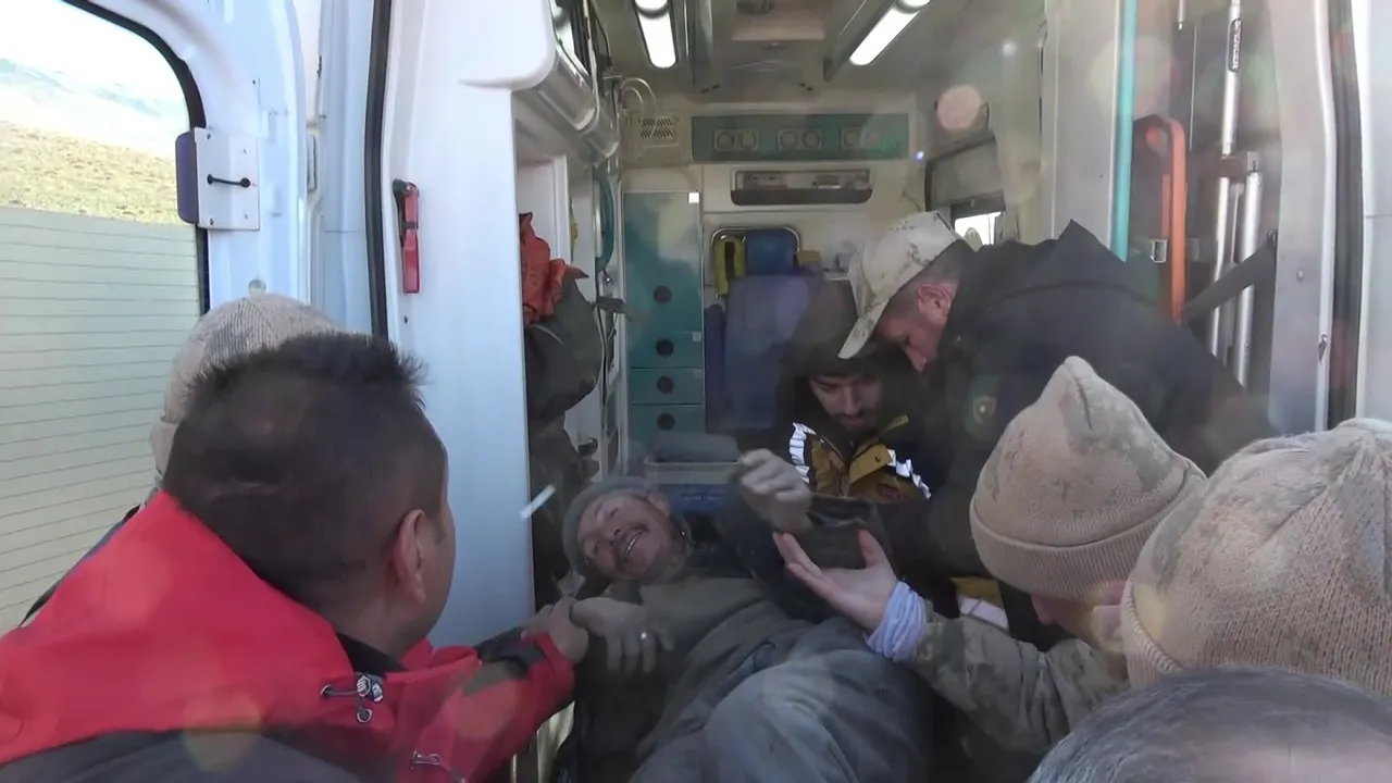 Erzurumlu kayıp çobanı jandarma sırtında taşıdı! Hayatını koyunları kurtarmış