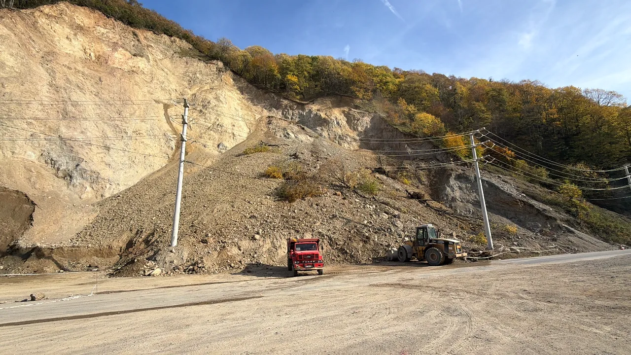Heyelandan son anda kurtuldu! Otomobilin faciadan döndüğü anlar kamerada
