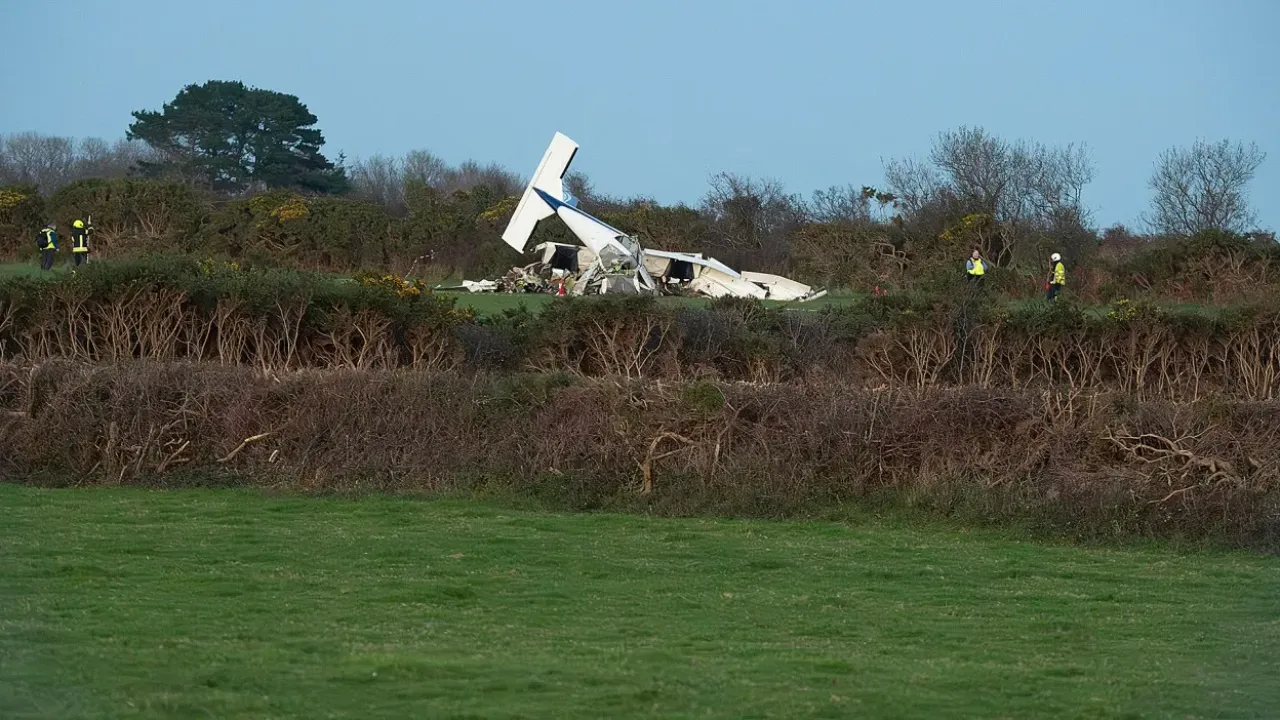 İrlanda'da uçak tarlaya burun üstü çakıldı! Ölü ve yaralılar var