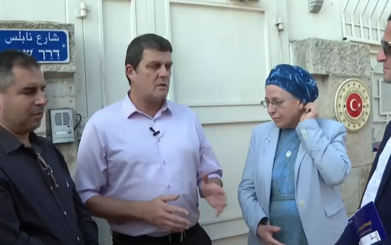 Aşırı sağcı İsrail Yerleşim Bakanı Orit Strock, Türkiye'nin işgal altındaki Doğu Kudüs’teki Başkonsolosluğu önünde provokatif bir çıkışa imza attı; gruptakiler konsolosluk ve diplomatik araçların fotoğraflarını çekerek tansiyonu yükseltti.