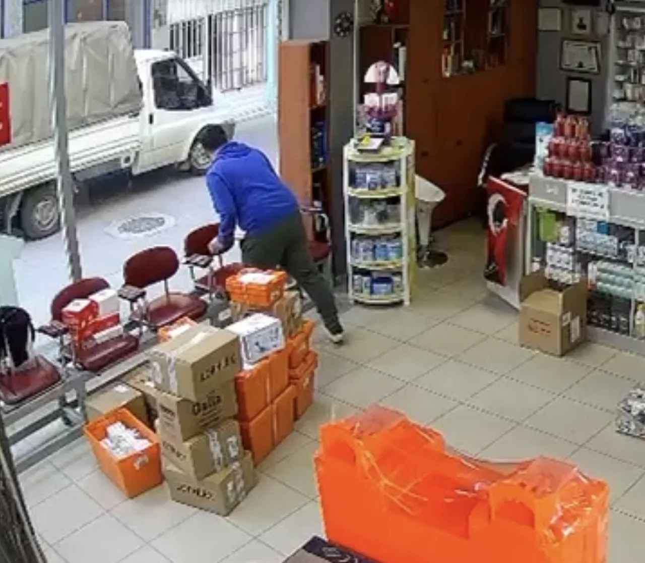 Kan donduran anlar! Kadının üzerine atladı, kıyafetlerini çıkarmaya çalıştı