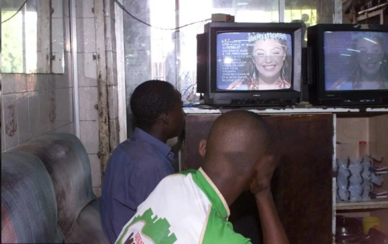 Yarışmanın taşınmasının ardından Nijeryalıların  Azra Akın'ın seçilmesini izledikleri an - Kaynak: AFP