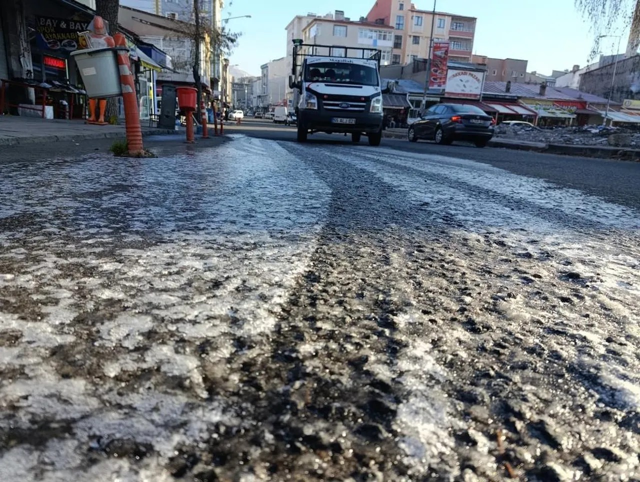 Kars güne -13 ile uyandı! Her yer buz tuttu, insanlar dondu...