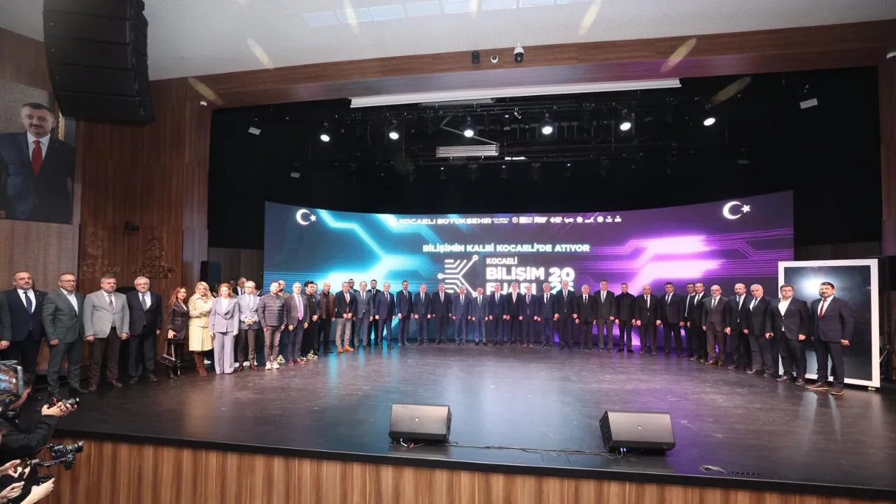 Kocaeli Bilişim Fuarı'na muhteşem açılış! Başkan Büyükakın'dan  gençlere önemli çağrı