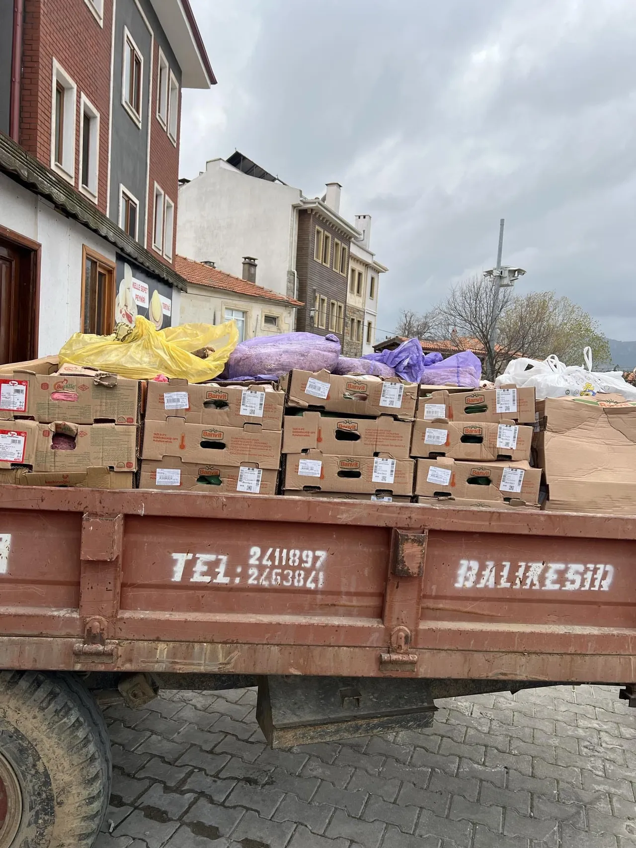 Mide bulandıran görüntüler! 840 kilo tavuk, 1 ton kırmızı et, 112 litre süt çöpe gitti...