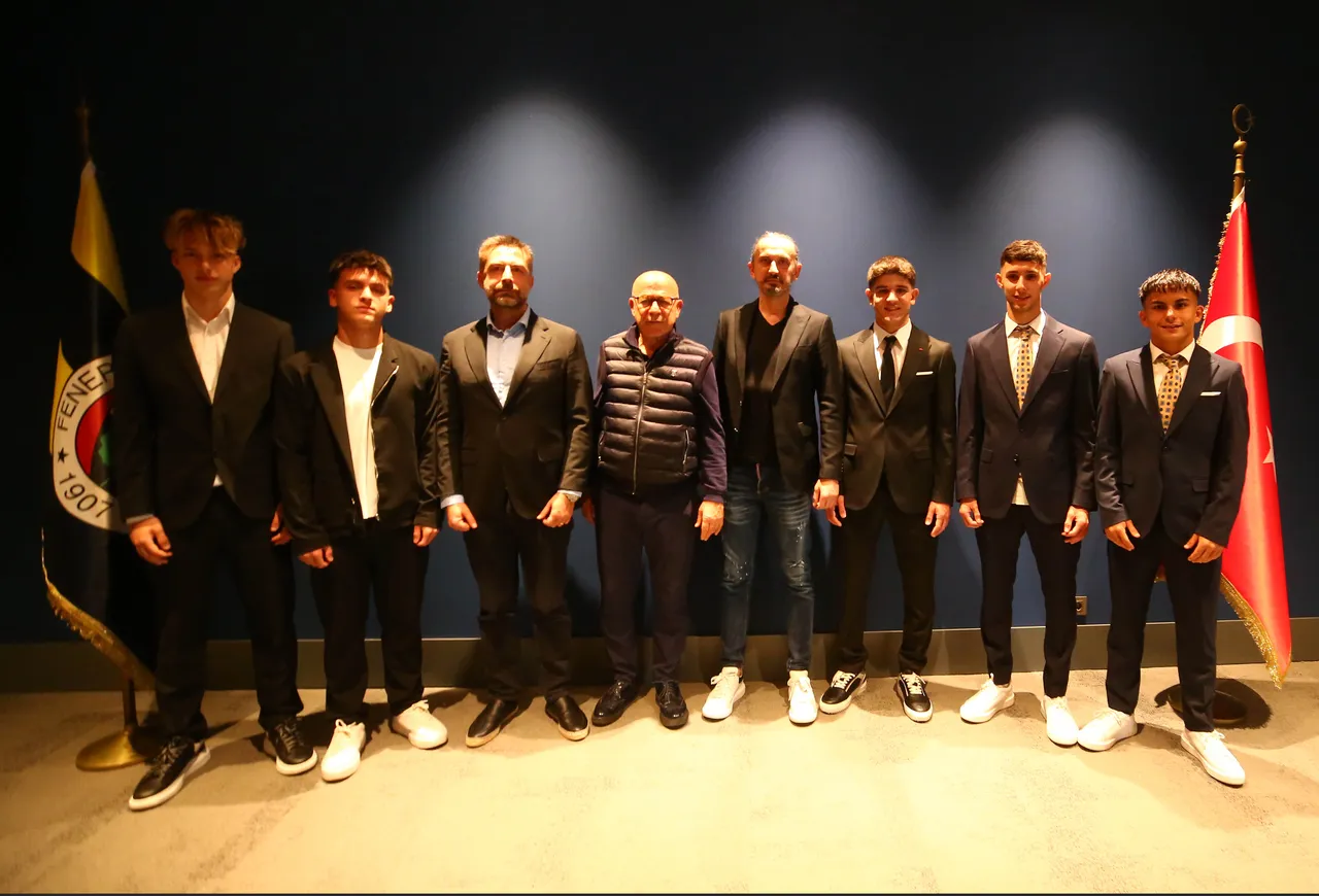 Fenerbahçe Futbol Akademisi'nde forma giyen 5 futbolcu ile profesyonel sözleşme imzalandı
