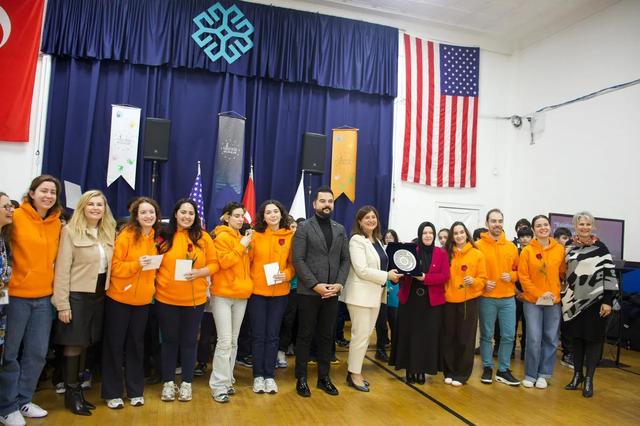 Gençlerin duygusal ve sosyal becerilerini güçlendirmeyi hedefleyen Geleceğe Adımlar Derneği, bu yıl uluslararası bir başarıya imza atarak kendi sosyal duygusal öğrenme (SDÖ) programını ilk kez yurt dışında hayata geçirdi.