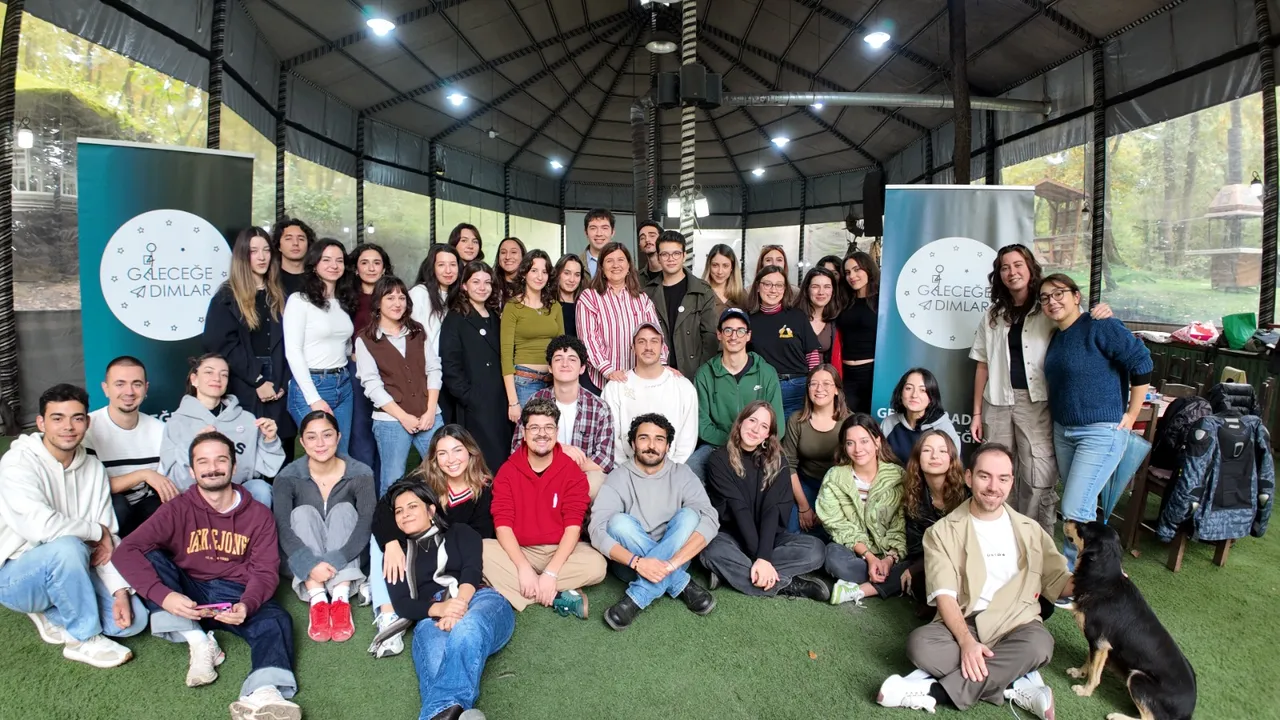 Kurulduğu günden bu yana Türkiye’nin farklı bölgelerinde 27 adımı başarıyla tamamlayan dernek, kurucu başkan Avukat Elif Görgülü öncülüğünde genç profesyonellerin bir araya gelmesiyle şekillendi. Psikoloji ve eğitim alanlarından yoğun bir gönüllü katılımıyla büyüyen ekip, farklı disiplinlerden gençlerin desteğiyle zenginleşen çok yönlü bir yapı haline geldi.