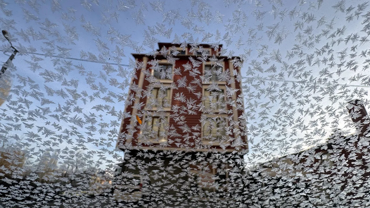 Ardahan'da Kura Nehri'nin yüzeyi buz tutmaya başladı