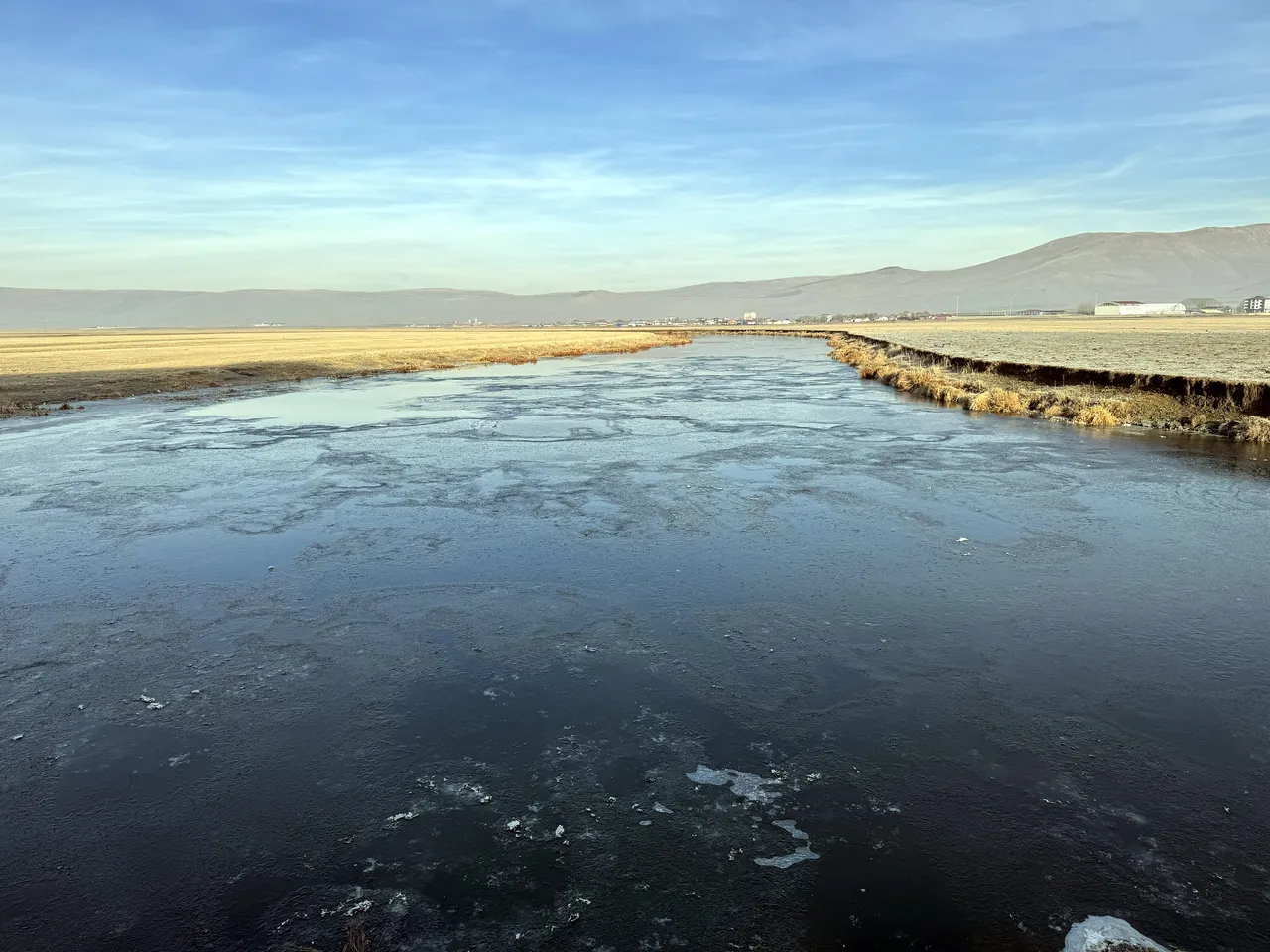 Ardahan'da Kura Nehri'nin yüzeyi buz tutmaya başladı
