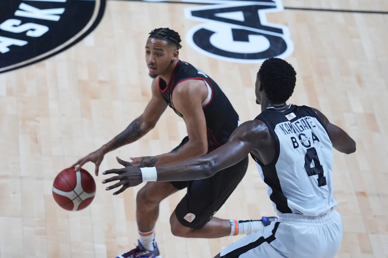 Ismael Sındou Kamagate ve Judah Mintz