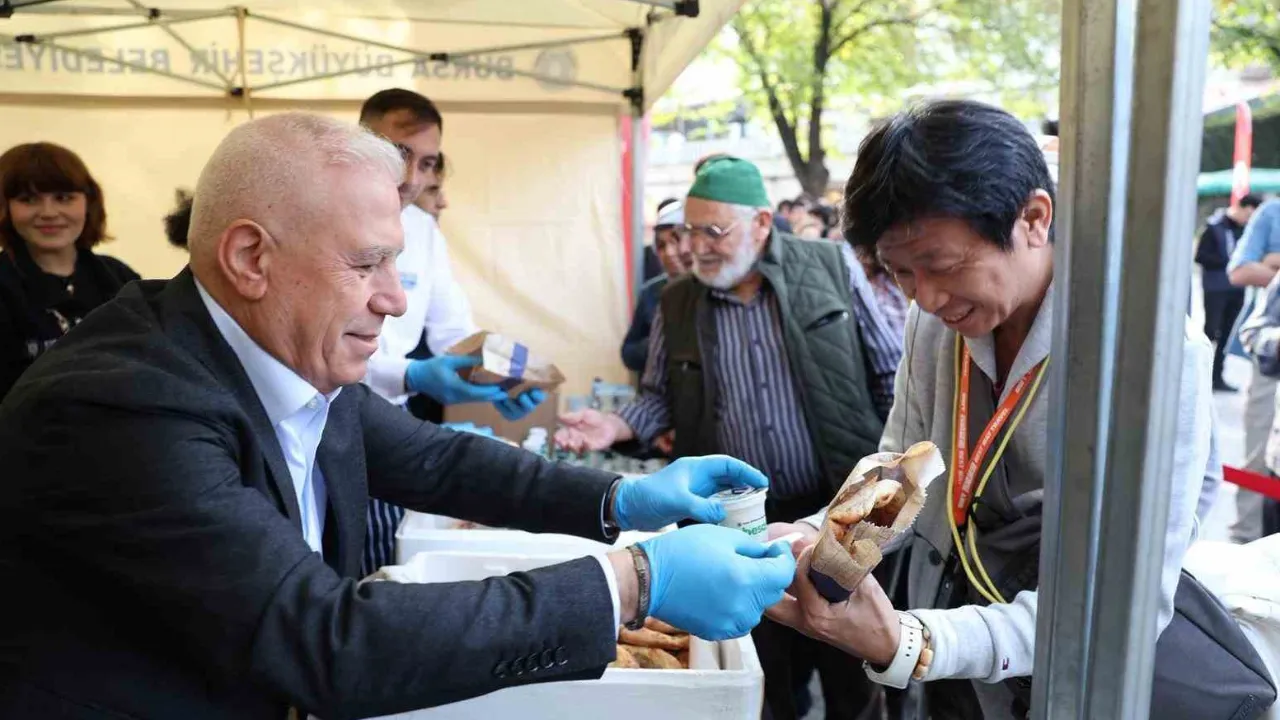 Binlerce kişiye ücretsiz dağıtıldı! Turistler 225 yıllık tarihi lezzetin tadına hayran kaldı