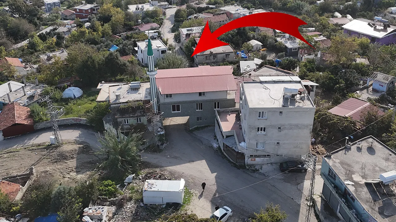 Bu caminin altından 6 metrelik yol geçiyor! Görenler dönüp bir daha bakıyor