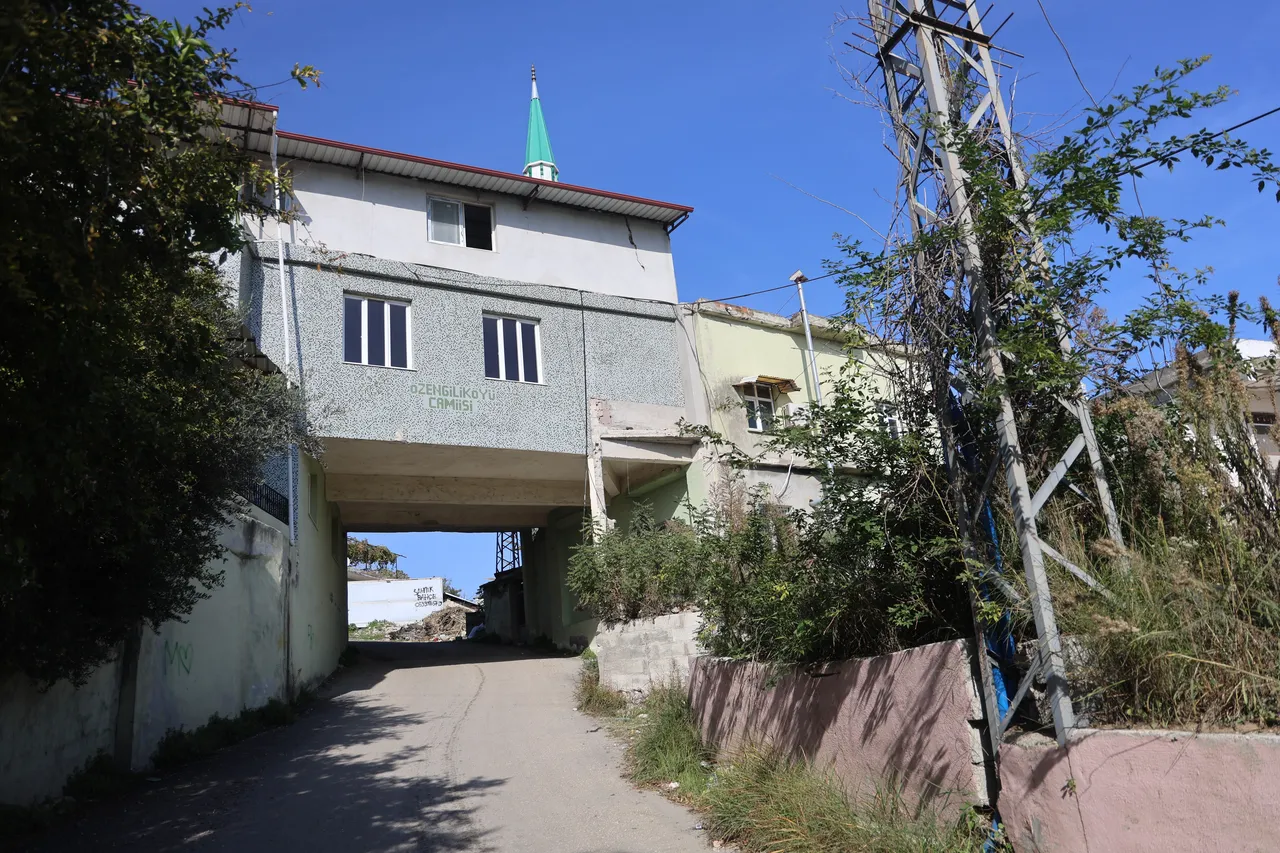 Bu caminin altından 6 metrelik yol geçiyor! Görenler dönüp bir daha bakıyor